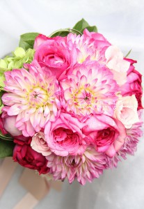 ピンクダリアクラッチブーケ　生花ウェディングブーケ