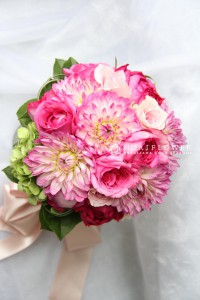 ピンクダリア　クラッチブーケ　ウェディングブーケ生花