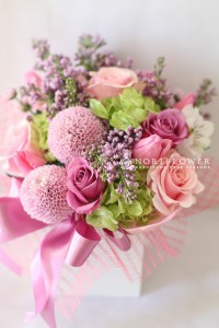 お祝いアレンジ　卒園卒業フラワーギフト　お雛様お節句アレンジメント