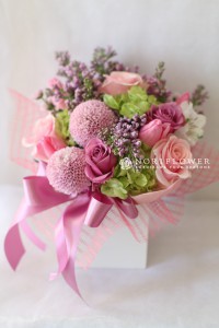 お祝いアレンジ　卒園卒業フラワーギフト　お雛様お節句アレンジメント