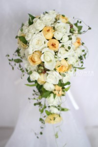 淡いイエロー　ウェディングブーケ　キャスケードブーケ