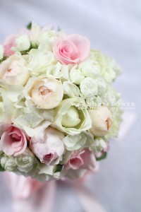 淡いピンクのラウンドブーケ　オールドローズウェディングブーケ　ブーケ