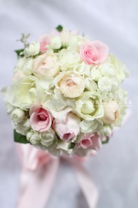 淡いピンクのラウンドブーケ　オールドローズウェディングブーケ　ブーケ