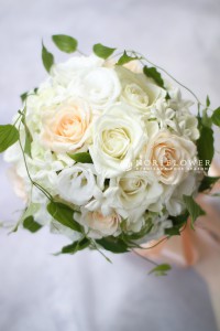 生花ラウンドブーケ　サーモンピンク＆ホワイト　ウェディングブーケ　軽井沢