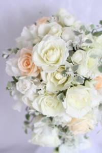 ホワイト＆サーモンピンク　キャスケードブーケ　ウェディングブーケ　生花