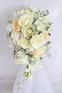 ホワイト＆サーモンピンク　キャスケードブーケ　ウェディングブーケ　生花