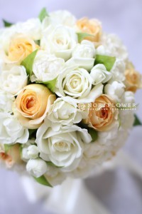 白＆淡いイエロー　ラウンドブーケ　生花ウェディングブーケ