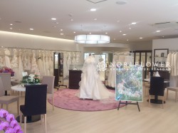 開店花　アートフラワーアレンジ　ドレスショップ