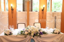 会場装飾フラワー　テーブルフラワー　白＆ブルーアレンジメント　ウェディングフラワー