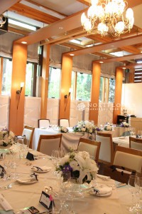 会場装飾フラワー　テーブルフラワー　白＆ブルーアレンジメント　ウェディングフラワー