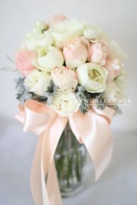 クラッチブーケ　ウェディングブーケ　サーモンピンクウェディングブーケ　軽井沢ウェディングブーケ