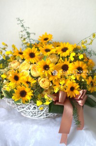 お祝いアレンジ　フラワーアレンジ　お祝いギフト　軽井沢花屋　軽井沢フラワーショップ　ヒマワリアレンジ